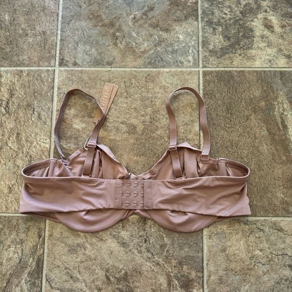 Skims Smoothing Intimates Unlined Strapless Bra Sienna
Size 44C - Picture 8 of 12